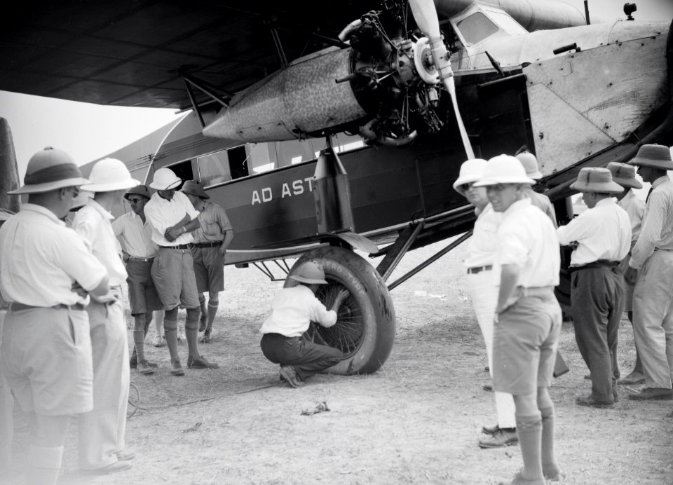 ETH-BIB-Gruppe Männer steht um Fokker, die einen Platten hat-Tschadseeflug 1930-31-LBS MH02-08-0817