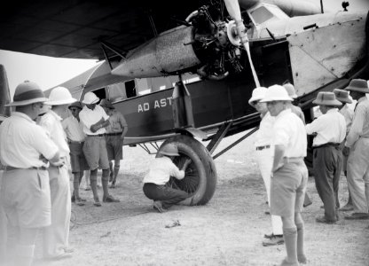 ETH-BIB-Gruppe Männer steht um Fokker, die einen Platten hat-Tschadseeflug 1930-31-LBS MH02-08-0817