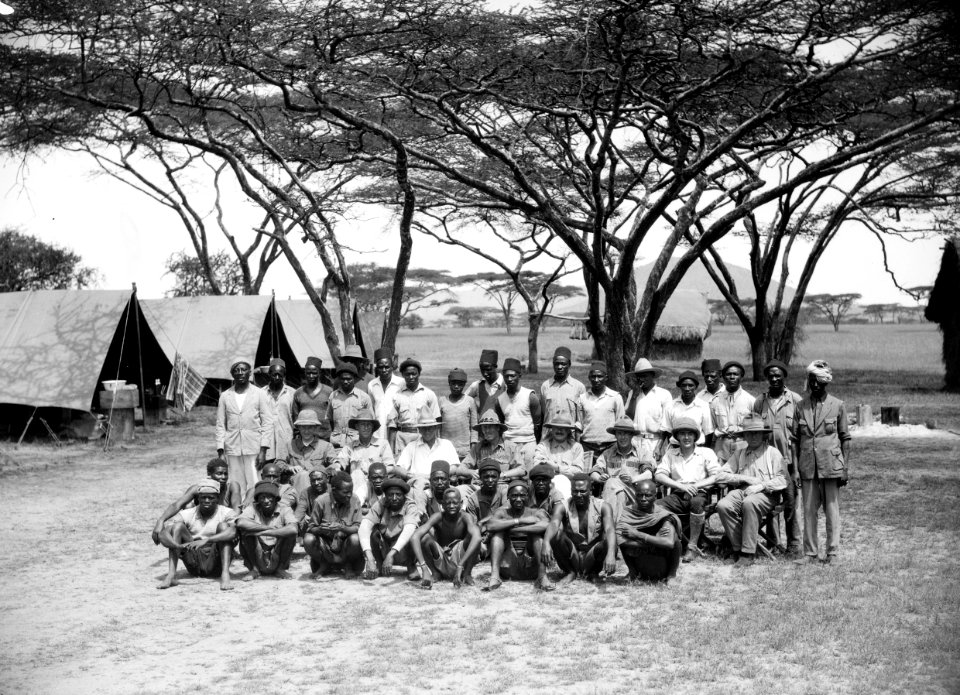 ETH-BIB-Gruppenfoto der Bewohner des Camps-Kilimanjaroflug 1929-30-LBS MH02-07-0316