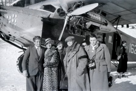 ETH-BIB-Gruppe vor Flugzeug bei St. Moritz-Inlandflüge-LBS MH05-75-02