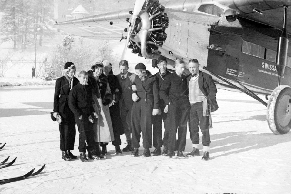 ETH-BIB-Gruppe vor Flugzeug-Inlandflüge-LBS MH05-73-38