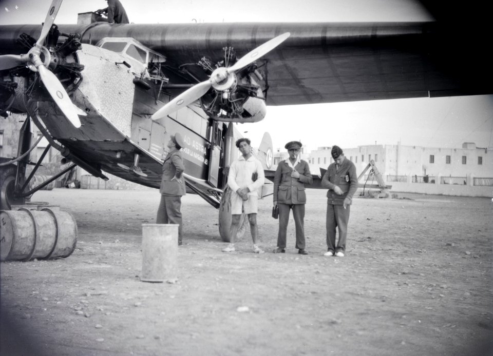 ETH-BIB-Gruppe Männer vor Fokker am Kap Juby-Tschadseeflug 1930-31-LBS MH02-08-1068