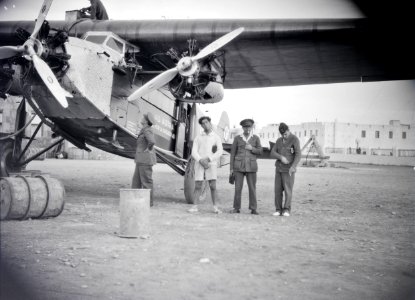 ETH-BIB-Gruppe Männer vor Fokker am Kap Juby-Tschadseeflug 1930-31-LBS MH02-08-1068