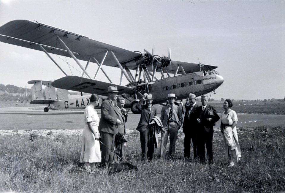 ETH-BIB-Gruppe vor G-AAXC Handley Page H.P.42-Inlandflüge-LBS MH05-80-01