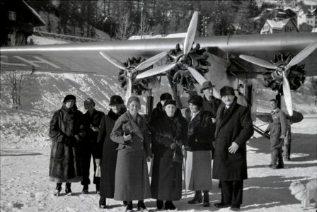 ETH-BIB-Gruppe vor Flugzeug bei St. Moritz-Inlandflüge-LBS MH05-75-42