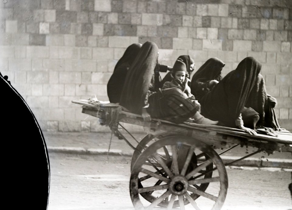 ETH-BIB-Gruppe verschleierter Frauen und Kinder auf einem Wagen-Kilimanjaroflug 1929-30-LBS MH02-07-0171