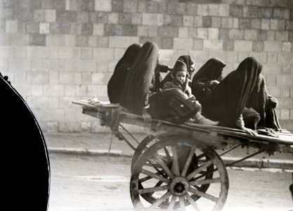 ETH-BIB-Gruppe verschleierter Frauen und Kinder auf einem Wagen-Kilimanjaroflug 1929-30-LBS MH02-07-0171