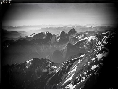 ETH-BIB-Gschnitzer Tribulaun und Pflerscher Tribulaun, Anflug über Brenner-Nordrampe-Inlandflüge-LBS MH01-007211