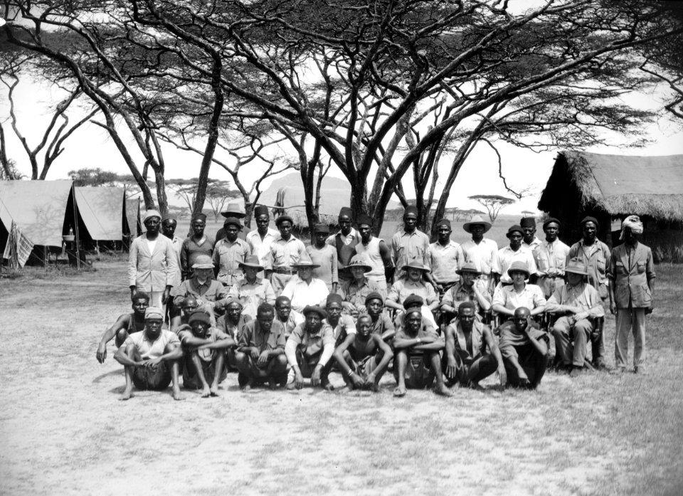 ETH-BIB-Gruppenfoto der Bewohner des Camps-Kilimanjaroflug 1929-30-LBS MH02-07-0317