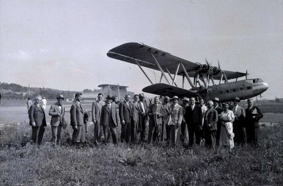 ETH-BIB-Gruppe vor G-AAXC Handley Page H.P.42-Inlandflüge-LBS MH05-80-03