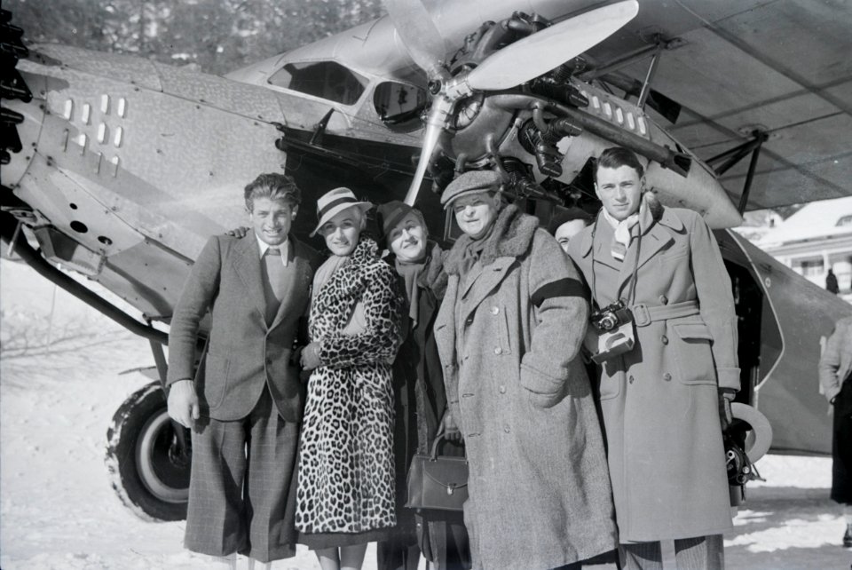 ETH-BIB-Gruppe vor Flugzeug bei St. Moritz-Inlandflüge-LBS MH05-75-03