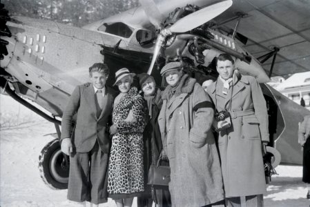 ETH-BIB-Gruppe vor Flugzeug bei St. Moritz-Inlandflüge-LBS MH05-75-03