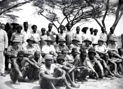ETH-BIB-Gruppenfoto der Bewohner des Camps-Kilimanjaroflug 1929-30-LBS MH02-07-0315