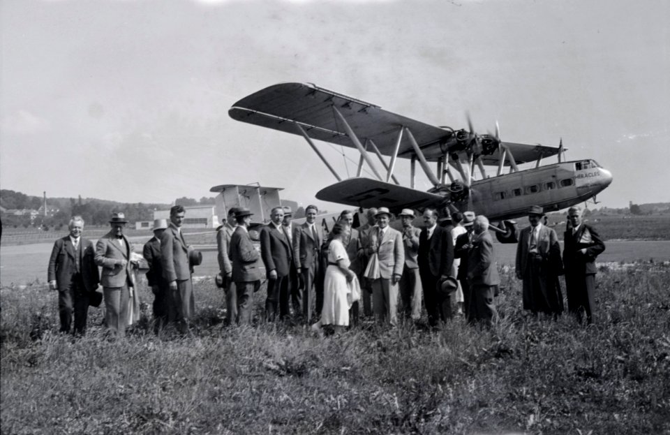 ETH-BIB-Gruppe vor G-AAXC Handley Page H.P.42-Inlandflüge-LBS MH05-80-02