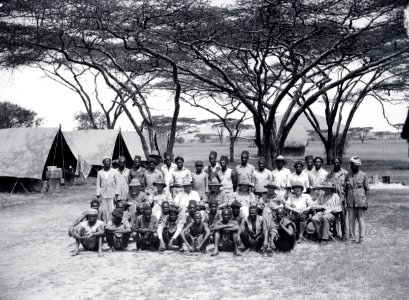ETH-BIB-Gruppenfoto der Bewohner des Camps-Kilimanjaroflug 1929-30-LBS MH02-07-0314