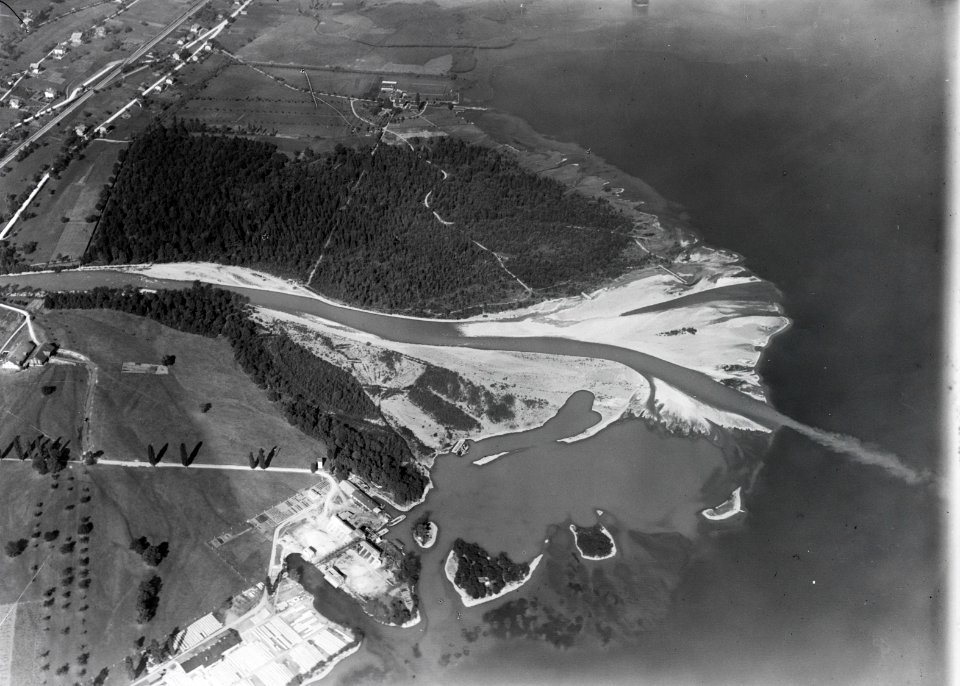 ETH-BIB-Gwatt, Kanderdelta, Aufbau des Schuttfächers durch die Kander aus 300 m-Inlandflüge-LBS MH01-001213
