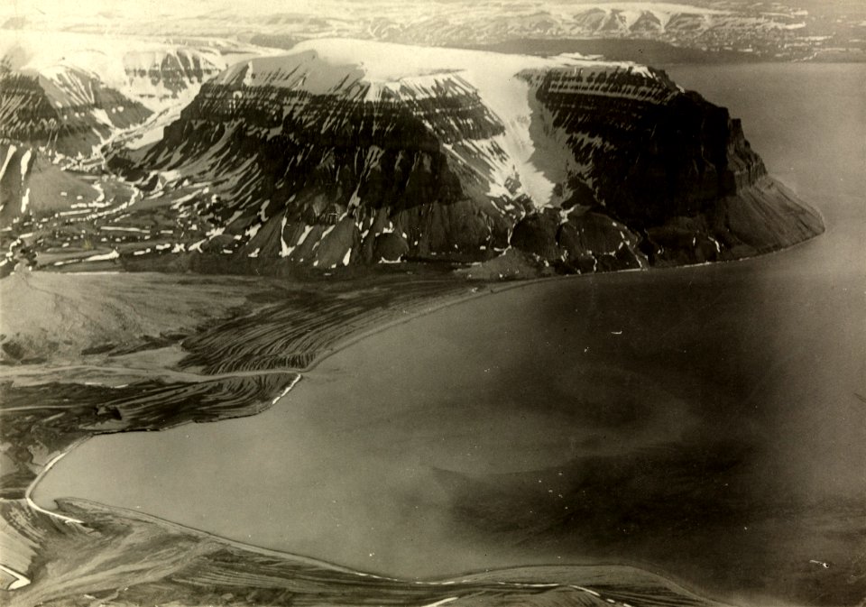 ETH-BIB-Gyssbai-Mt. Temple-Temple Bai von Westen aus 1100 m Höhe-Spitzbergenflug 1923-LBS MH02-01-0002-A