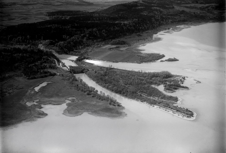 ETH-BIB-Hagneck, Mündung des Aare-Hagneck-Kanals in den Bielersee mit Kraftwerk Hagneck aus 100 m-Inlandflüge-LBS MH01-004518