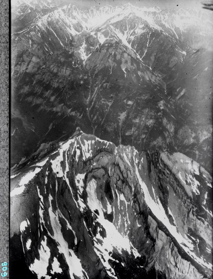 ETH-BIB-Haldensteiner, Calanda, Calfeisental, Graue Hörner aus 2800 m-Inlandflüge-LBS MH01-000909