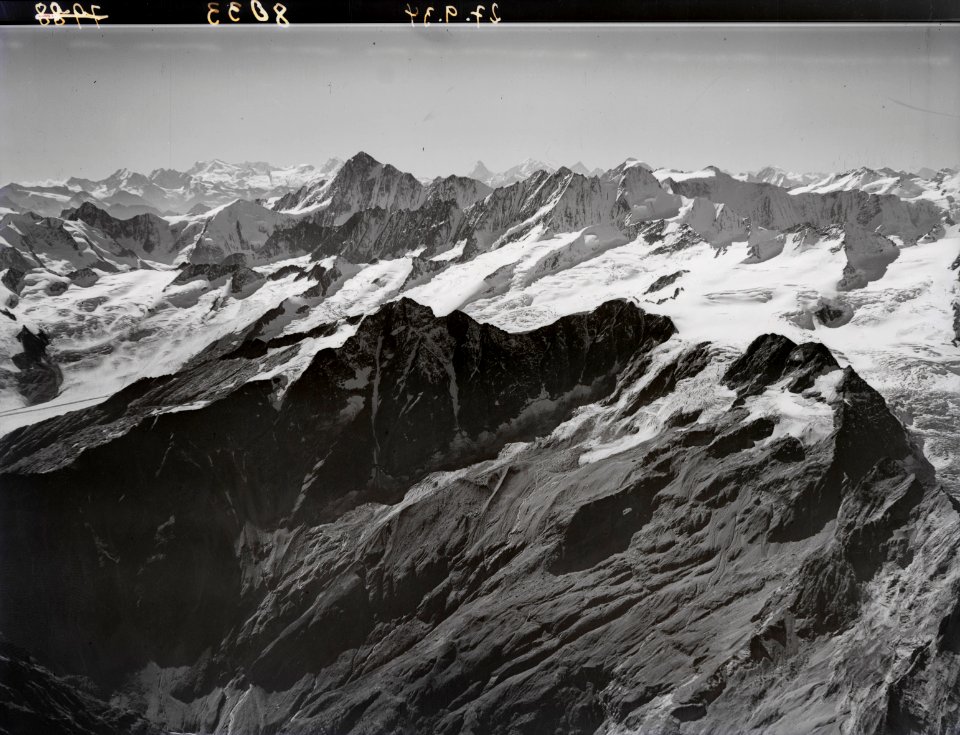 ETH-BIB-Hangendgletscherhorn, Finsteraarhorn, Walliseralpen, Urbachtal v. N. O. aus 4400 m-Inlandflüge-LBS MH01-008033