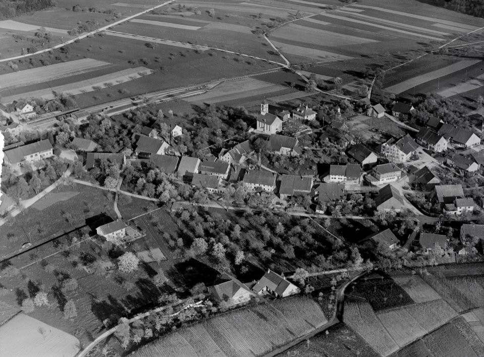 ETH-BIB-Henggart bei Andelfingen aus 300 m-Inlandflüge-LBS MH01-003623