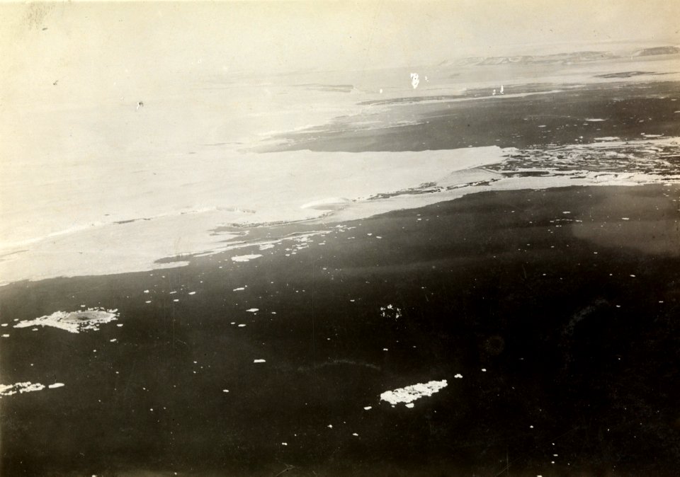 ETH-BIB-Hinlopenstrasse - Nordostland und Ostküste von Spitzbergen von Norden aus 2200 m Höhe-Spitzbergenflug 1923-LBS MH02-01-0023-A