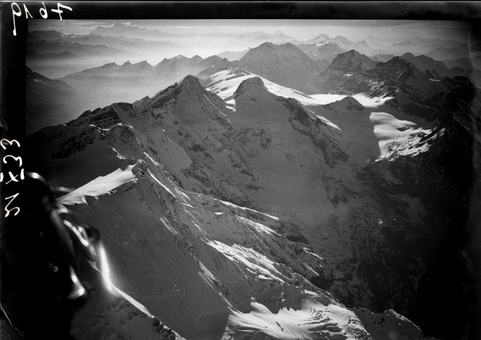ETH-BIB-Hinteres Lauterbrunnental mit Breithorn und Tschingelhorn, Anflug von Nordosten-Inlandflüge-LBS MH01-007619