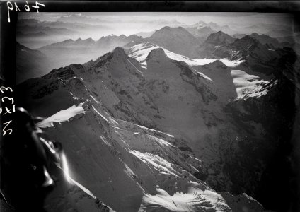 ETH-BIB-Hinteres Lauterbrunnental mit Breithorn und Tschingelhorn, Anflug von Nordosten-Inlandflüge-LBS MH01-007619