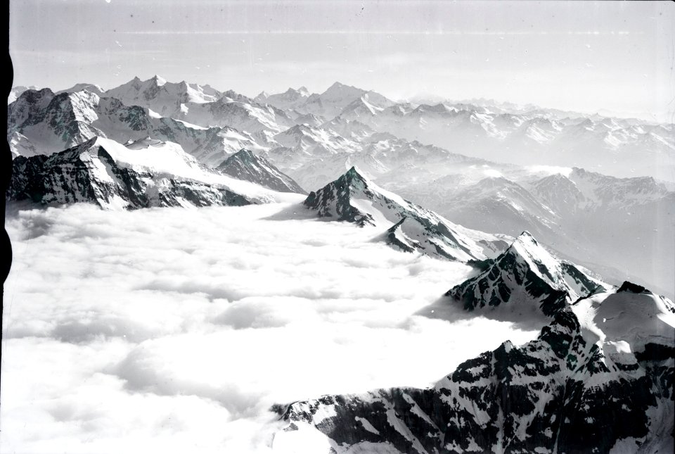 ETH-BIB-Hillehorn, Bortelhorn, Wasenhorn, Monte Leone, Mischabelgruppe, Weisshorn v. N. O. aus 4000 m-Inlandflüge-LBS MH01-005658
