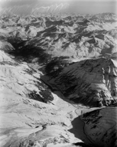 ETH-BIB-Hinterrheintal von Nufenen zur Roflaschlucht, Splügenstrasse, Piz Platta v. W. aus 4000 m-Inlandflüge-LBS MH01-001376