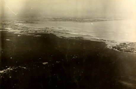 ETH-BIB-Hinlopenstrasse - Nordostland Flache Spitze von Westen aus 2200 m Höhe-Spitzbergenflug 1923-LBS MH02-01-0021-A