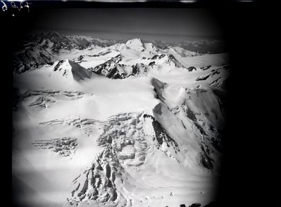 ETH-BIB-Hinterer Brochkogel, rechts im Hintergrund die Weisskugel-Inlandflüge-LBS MH01-007296