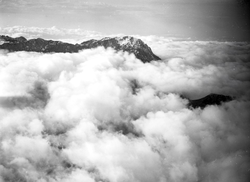 ETH-BIB-Hoch über den Wolken erheben sich die Riffberge Marokkos-Tschadseeflug 1930-31-LBS MH02-08-0217