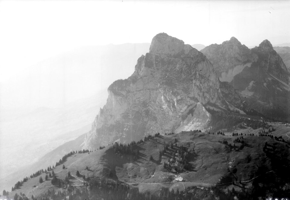ETH-BIB-Holzegg mit Mythen, Alp Rothenfluh v. S. O. aus 1900 m-Inlandflüge-LBS MH01-006551