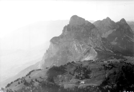 ETH-BIB-Holzegg mit Mythen, Alp Rothenfluh v. S. O. aus 1900 m-Inlandflüge-LBS MH01-006551