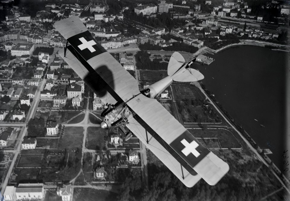 ETH-BIB-Häfeli DH-3a der Schweizer Luftwaffe über Locarno aus 400 m-Inlandflüge-LBS MH01-001320