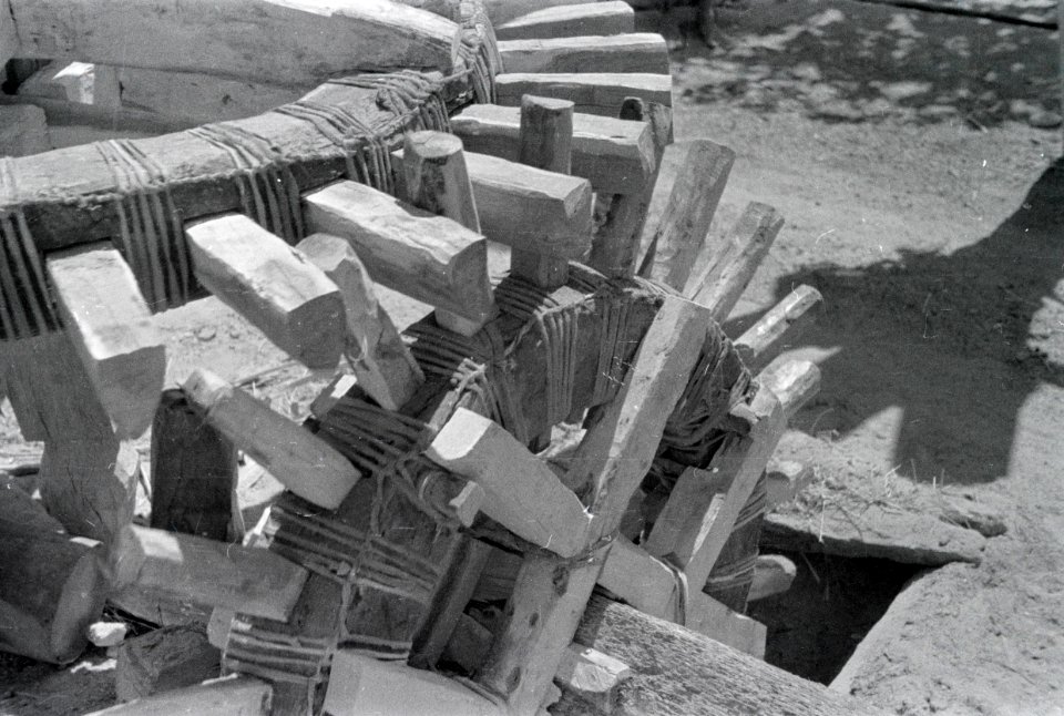 ETH-BIB-Hölzerne Zahnräder zum Betreiben eines Wasserrades-Abessinienflug 1934-LBS MH02-22-0939