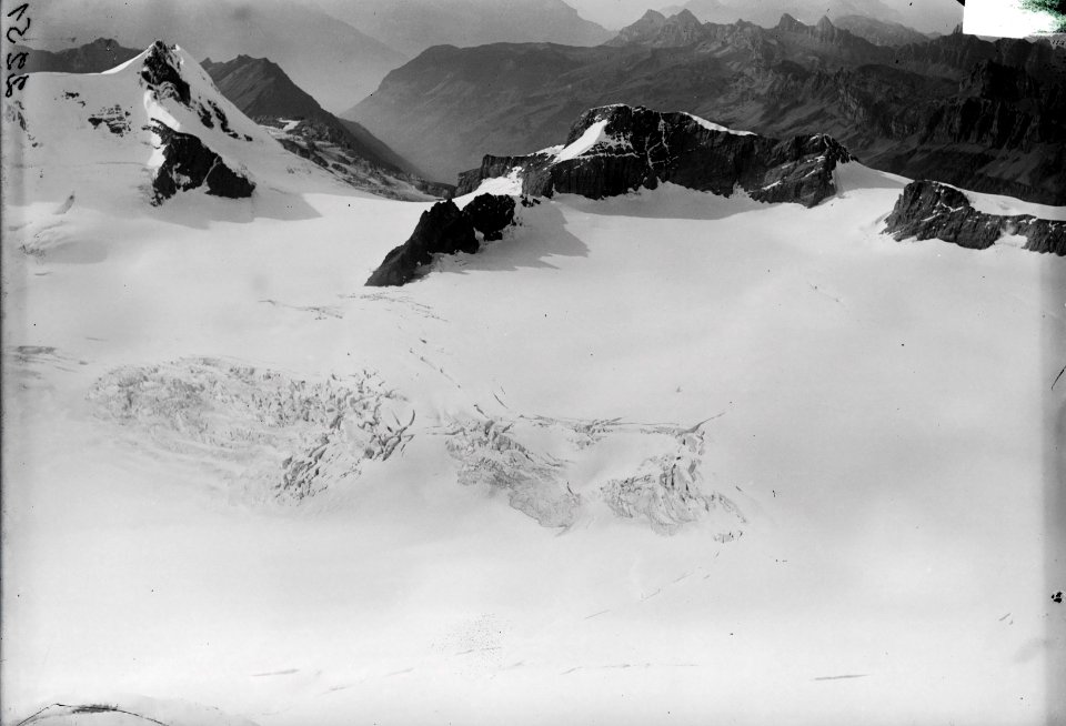 ETH-BIB-Hüfifirn, Chammlistock, Schärhorn v. S. O. aus 4000 m-Inlandflüge-LBS MH01-002251