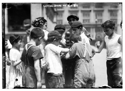 Getting drinks on hot day LCCN2014689797