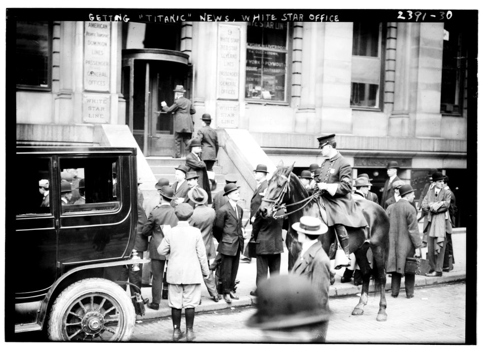 Getting TITANIC news - White Star Office LCCN2014690336