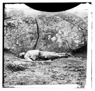 Gettysburg, Pennsylvania. Confederate sharpshooter killed by a shell LOC cwpb.00886