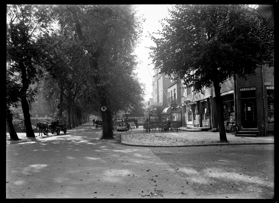 Gezicht op de Breelaan met rechts de ingang van de Stationsstraat - Regionaal Archief Alkmaar - FO1400014