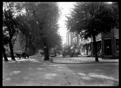 Gezicht op de Breelaan met rechts de ingang van de Stationsstraat - Regionaal Archief Alkmaar - FO1400014