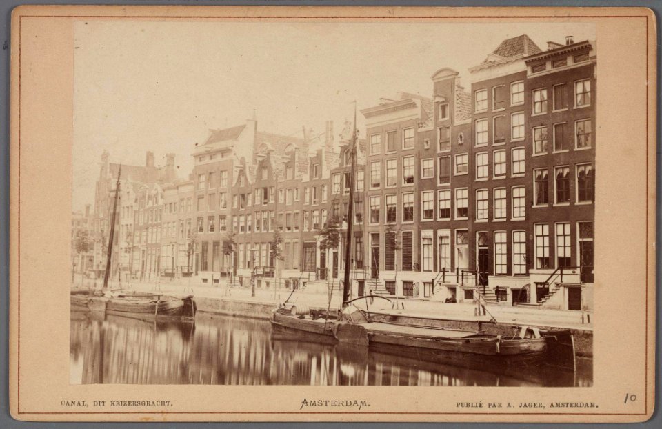 Gezicht op de Keizersgracht bij de Brouwersgracht, met van links naar rechts de nummers 1-33