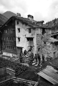 Gewehrinspektion im Dorf Almagel - CH-BAR - 3238952