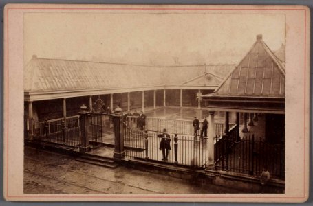 Gezicht op de binnenplaats van de oude Korenbeurs aan het Damrak met op de voorgrond de rails van de in 1876 geopende paardentramlijn Dam-Prins Hendrikkade