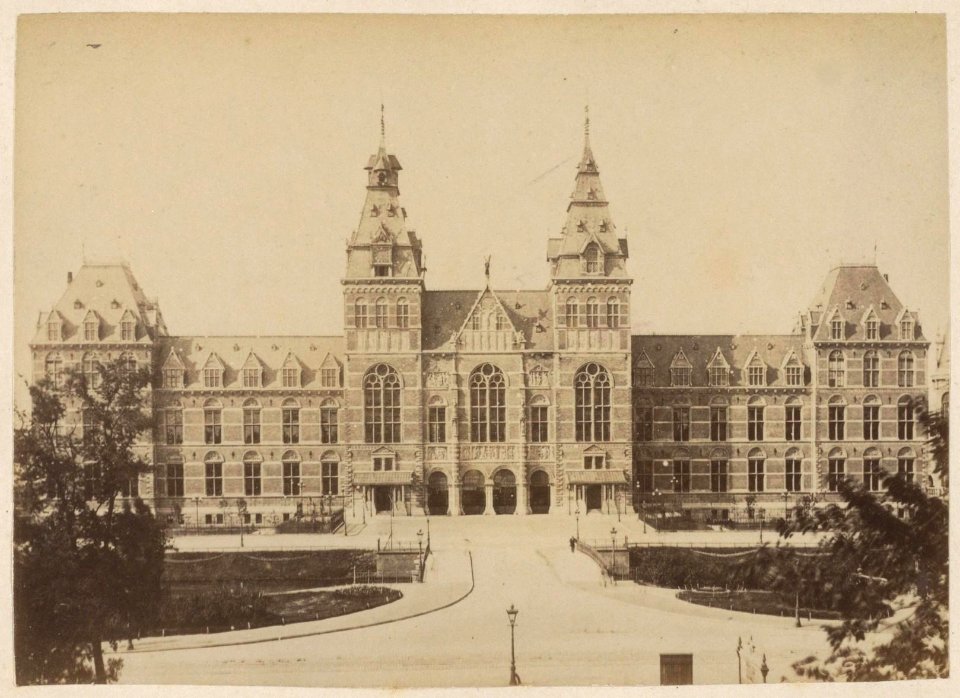 Gezicht op het Rijksmuseum, Stadhouderskade 42, met daarvoor de Singelgracht en de Museumbrug (Brug 82) gezien vanaf de Weteringschans