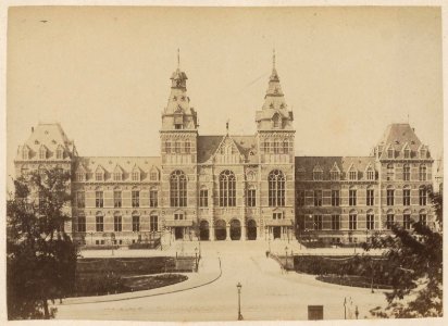 Gezicht op het Rijksmuseum, Stadhouderskade 42, met daarvoor de Singelgracht en de Museumbrug (Brug 82) gezien vanaf de Weteringschans photo
