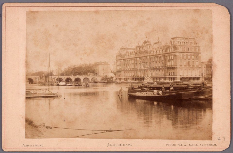 Gezicht op de Hogesluis en het Amstel Hotel vanaf de Stadhouderskade, met op de voorgrond de Amstel