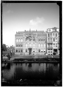 Gezicht op de Industrieschool voor de Vrouwelijke Jeugd (1881), Weteringschans 31, gezien vanaf de Stadhouderskade met op de voorgrond de Singelgracht